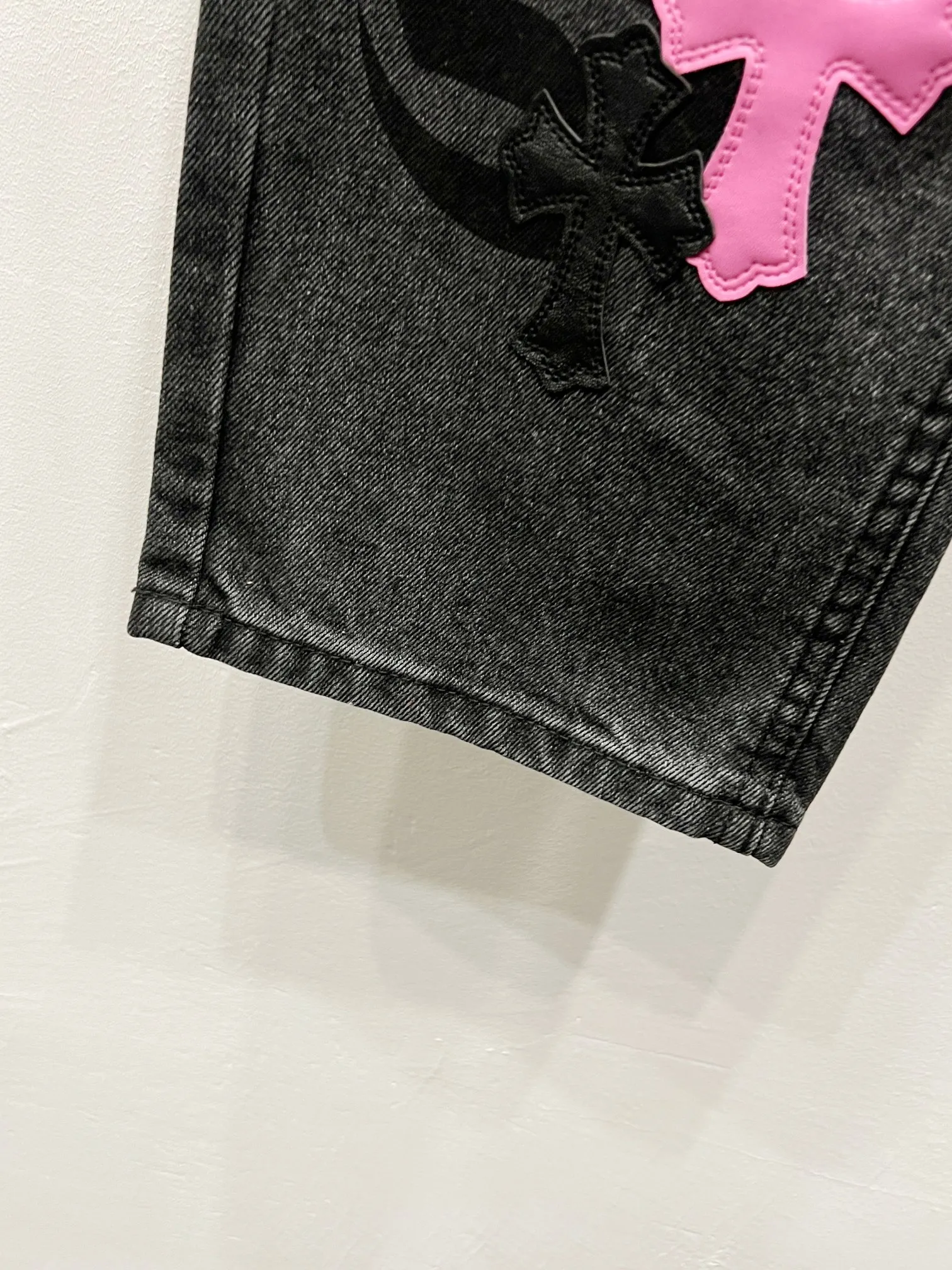 P260 Style No.: (c036) ChromeHearts & ChromeHearts Purple spray-painted graffiti leather Cow King jeans Original hardware accessories washed and other elevators, QR code analysis are all purchased from the original factory, high degree of restoration, you are welcome to compare the products~ Three-dimensional version Loose and comfortable, not picky about the body shape Make you taller and slimmer Factory Seiko Original quality control Same style for men and women Can be matched with couples Versatile recommendation Necessary jeans for all seasons Hipsters have been disappointed From the quality selection of fabrics, the tailoring of details, and the matching of patterns, everything is impeccable! The upper body is so handsome when worn...it can be easily worn by men, women and children! The craftsmanship is made of heavy-duty washed pure cotton denim fabric. After washing, it is soft and thick and looks very stylish when worn. Size: 28, 30, 32, 34, 36 (S-XXL) Color: black purple